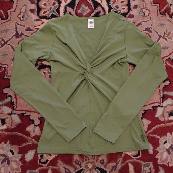 Prana Tops - Prana Twist Front V-Neck Long Sleeve | Camo | Med